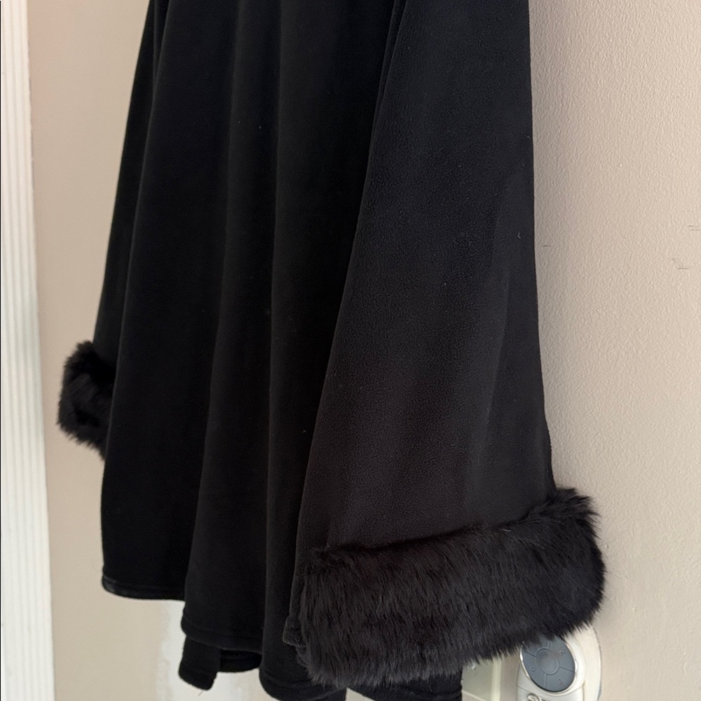 Cejon Black Cape with Faux Fur Accents - Picture 8 of 12